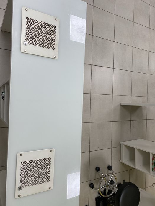 Терміновий продаж столів для манікюру з витяжками TERI