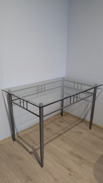 Stół ze szklanym blatem