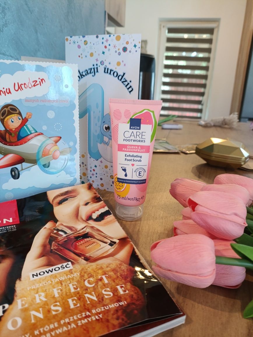 Złuszczający scrub do stóp avon