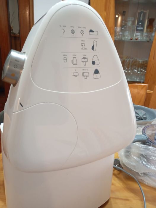 Robôt de cozinha Kenwood,com 7 acessórios.