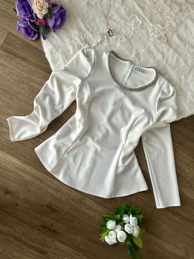 Elegancka biała bluzka z wszytą kolią srebrny łańcuszek IVIVI L 40