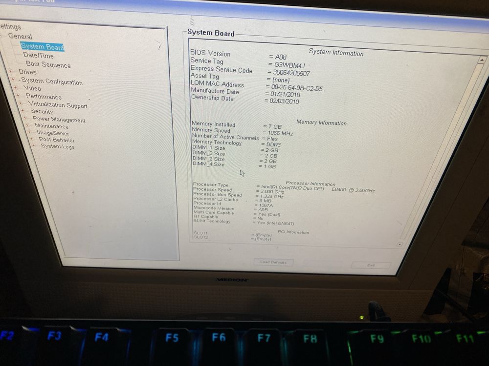 Komputer Dell 780 z systemem i klawiaturą.