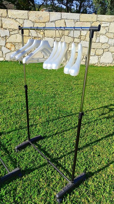 Duas araras com cabides