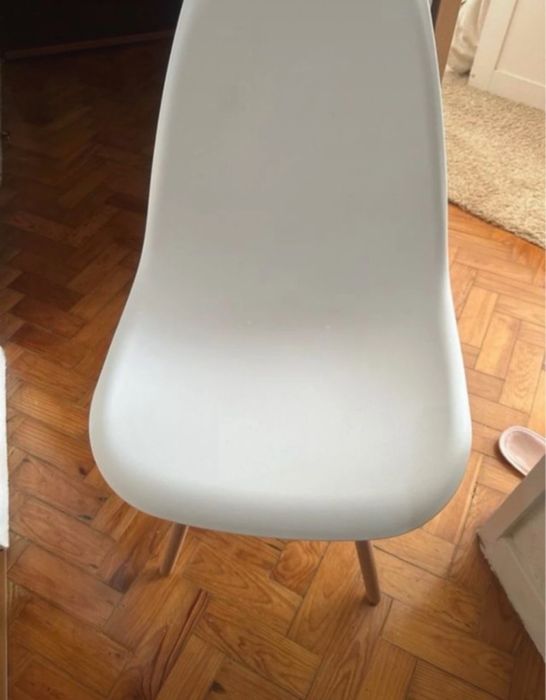 Cadeiras brancas com pe de madeira