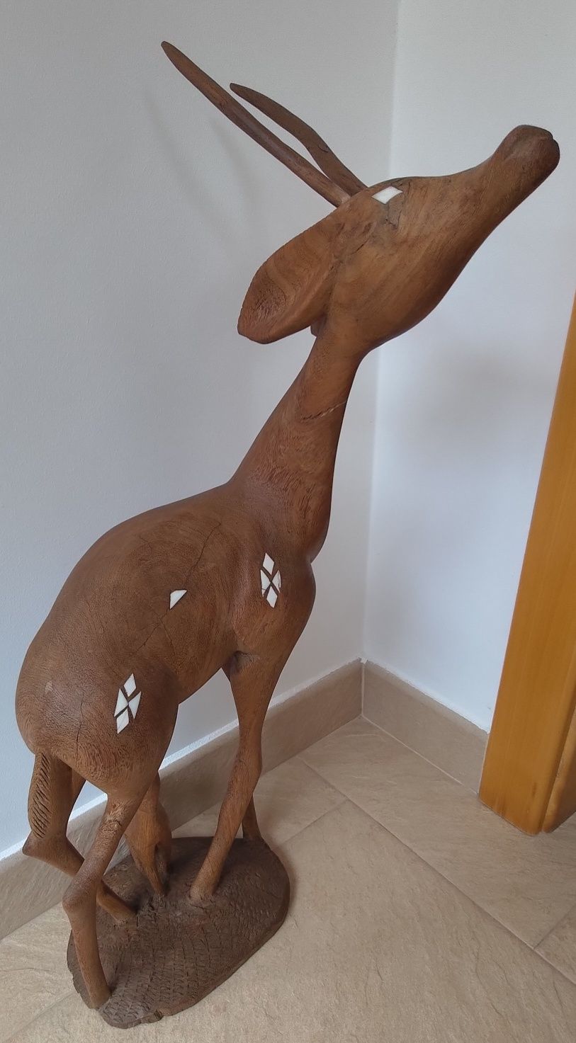 Estatueta de Gazela em Pau Brasil