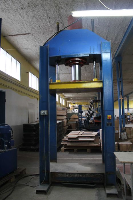 Ramowa prasa hydrauliczna Flywood 1 siłownikowa wolnobieżna