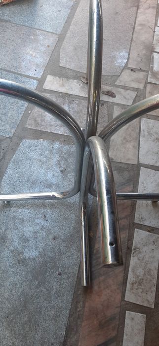 Mesa de vidro castanho para sala