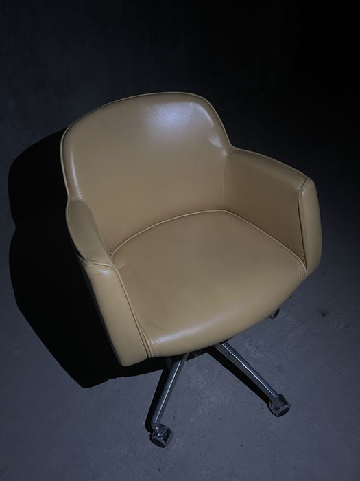 Офісне крісло на колесах