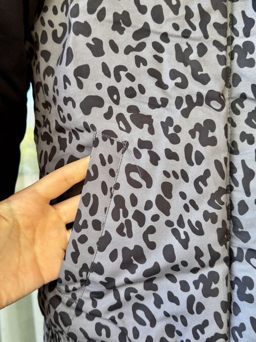 Casaco Estiloso com Estampa de Leopardo e Capuz com Pêlo Sintético