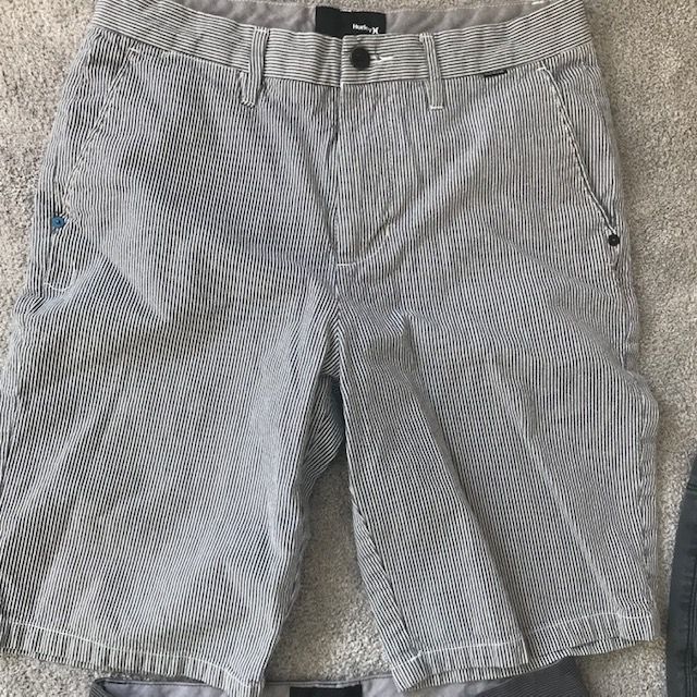 Calções Hurley (size 30) e Old Navy (size 28) surf