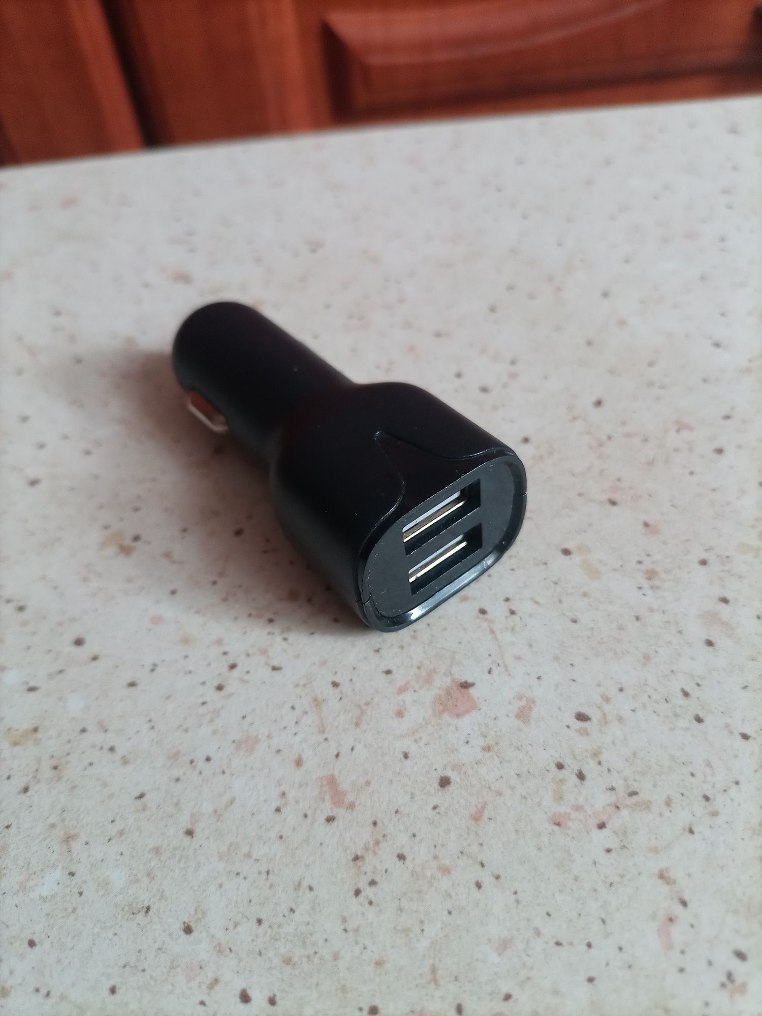 Polska ładowarka samochodowa maXlife z 2 x USB.