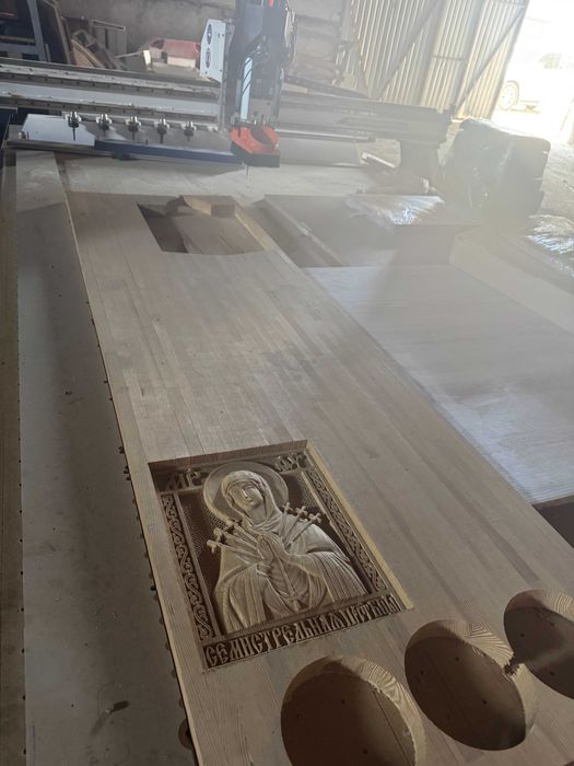 Фрезерний верстат з ЧПК з вакуумним столом ,автоматична заміна фрези