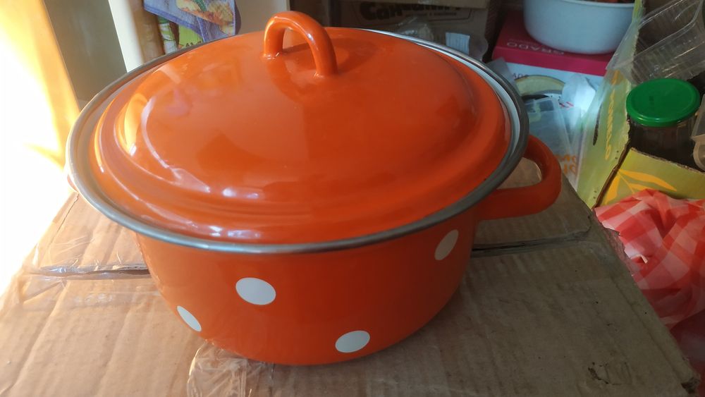 Продам кастрюли с крышками