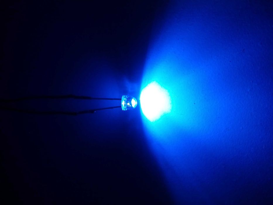 Світлодіод синій, 4,8 мм, 3 В. 4 грн. Від 10 шт.