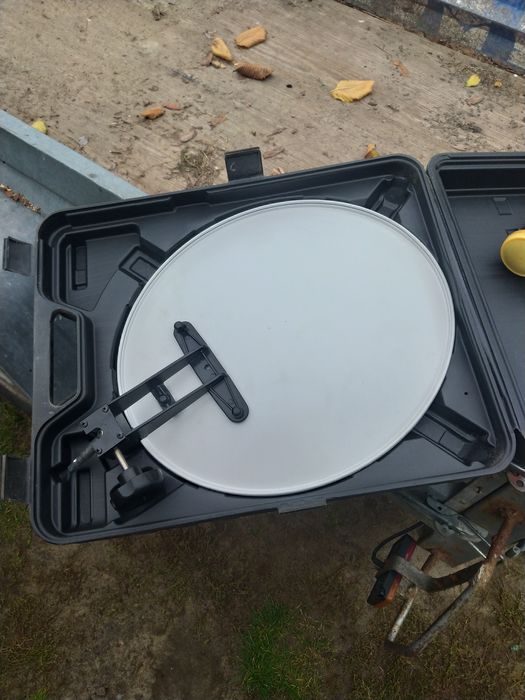 Antena satelitarna do samochodu lub kempingu.
