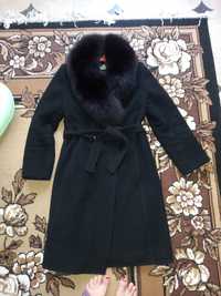 Продам пальто натуральная шерсть в шикарном состоянии воротник песец