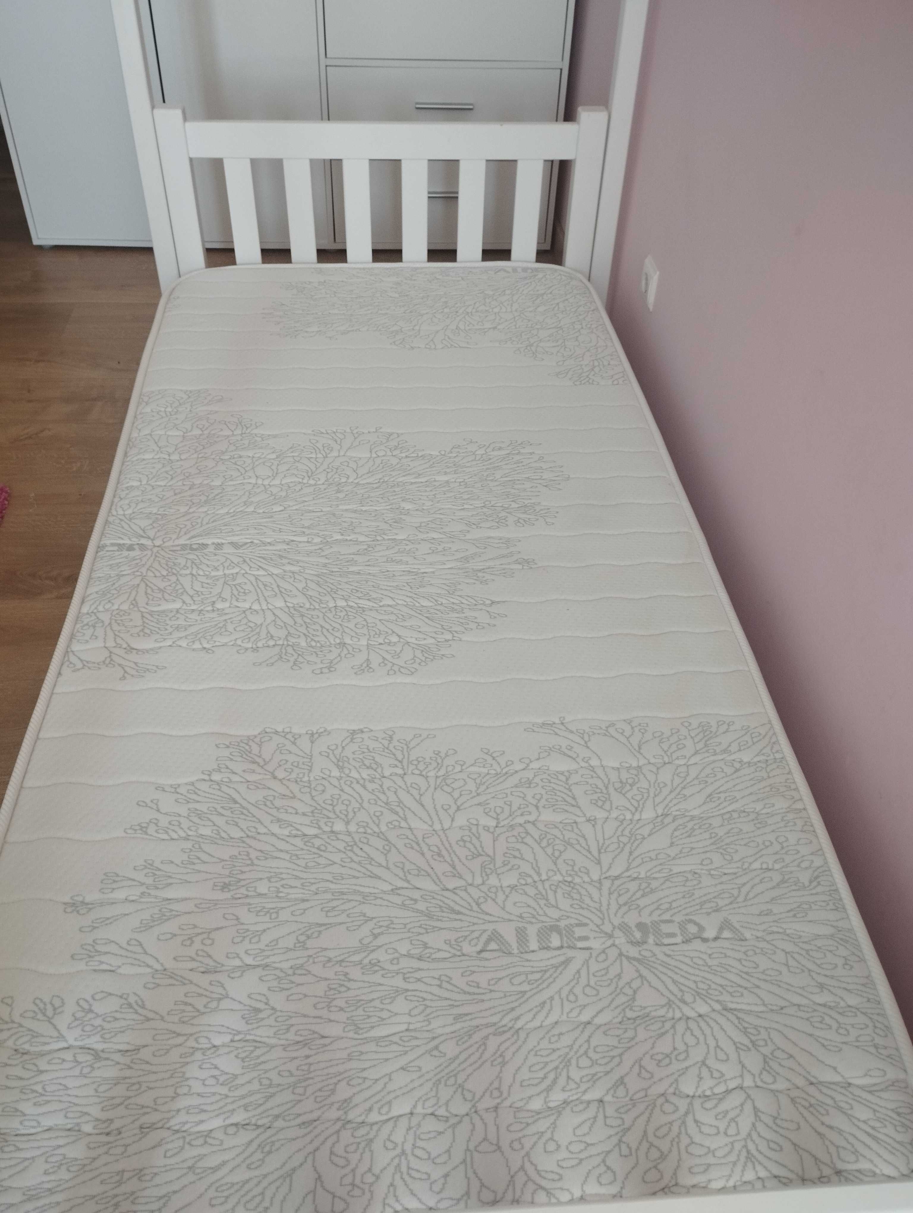 Vendo cama com colchão e grades incluídas