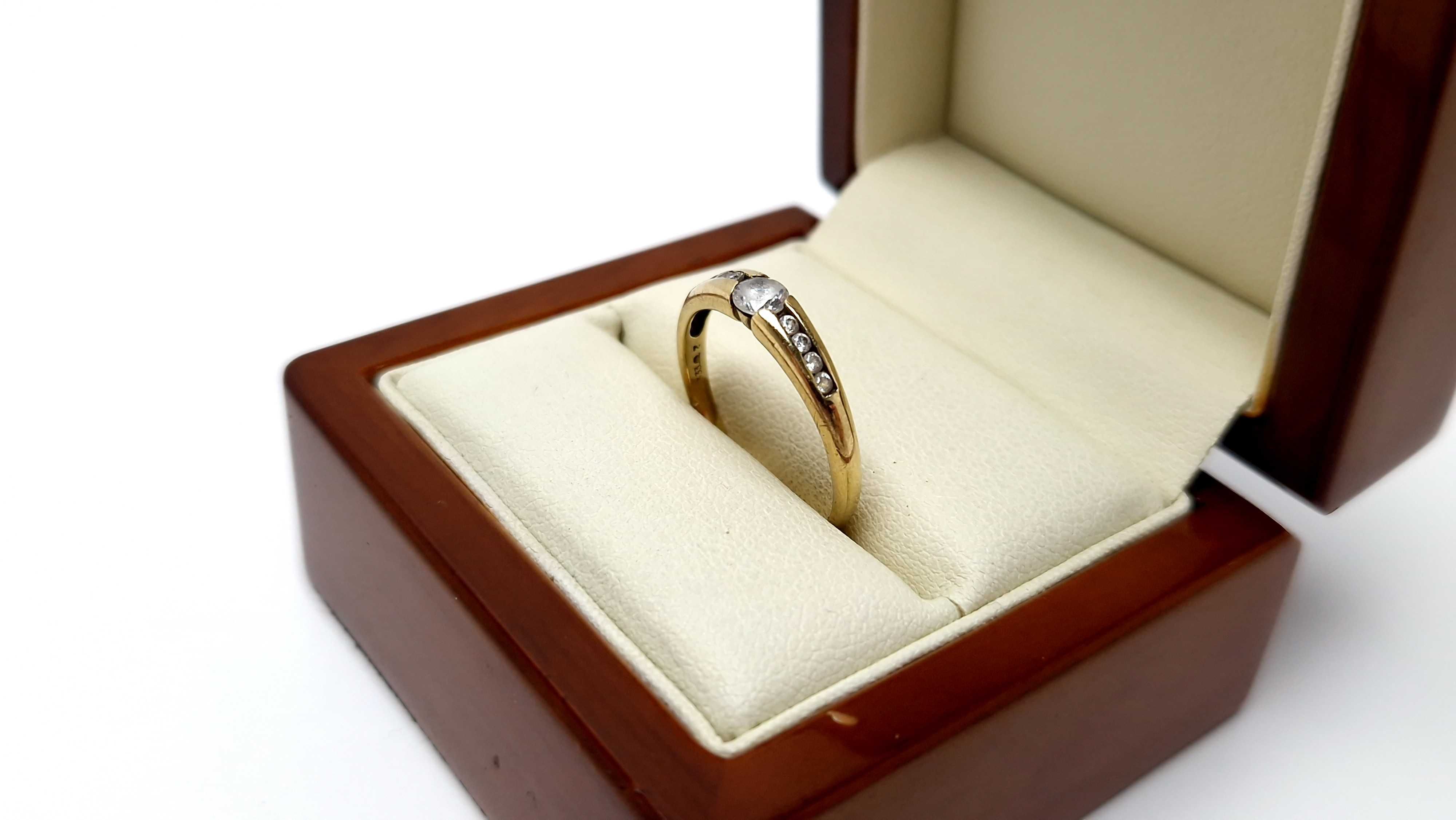 Śliczny złoty pierścionek 1,87 g 333 R.17.5