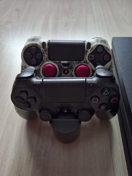 Sprzedam PS4 Pro 1Tb