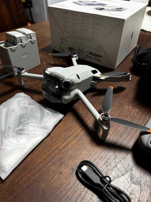DJI Mini 4 Pro, kit Fly More combo + garantia — como novo!