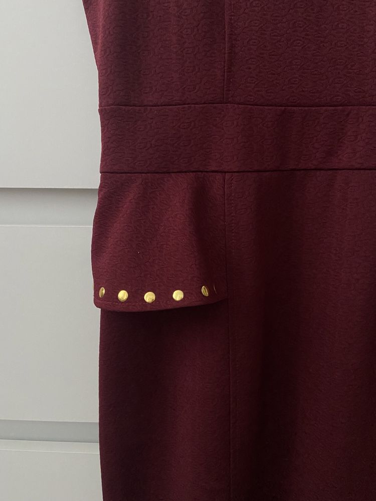 Bordowa sukienka ołówkowa obcisła tuba baskinka elegancka klasyczna
