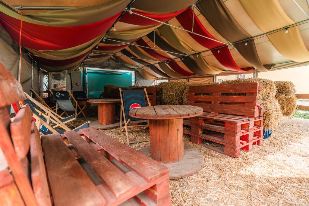 Sprzedam wyposażonego food truck gastronomiczny z miejscem.