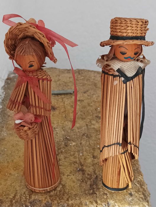 Bonecos feitos de palha trançada