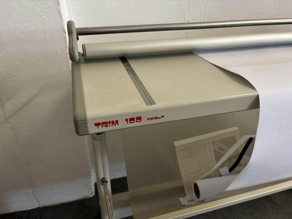 Cisalha NEOLT modelo TRIM 100 como nova. Excelente oportunidade.