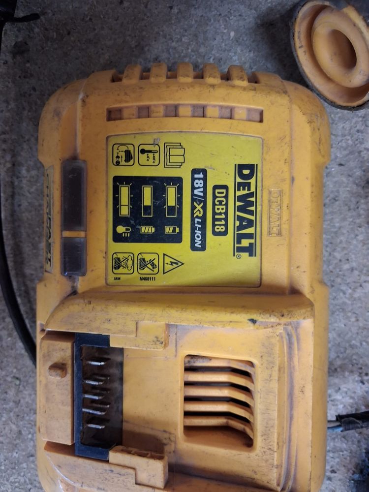 Młotowiertarka DeWalt SDS-Plus - ładowarka i bateria