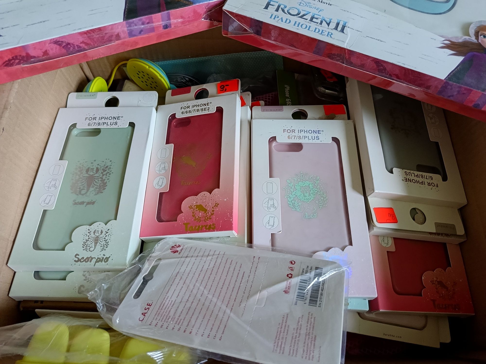 Karton różności etui na iPad telefon i inne