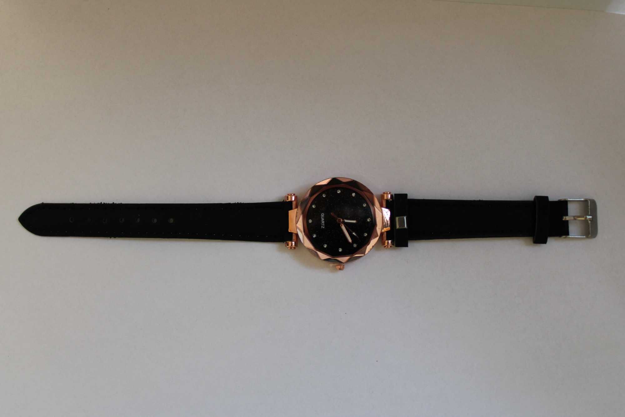 Analogowy damski zegarek z czarnym paskiem