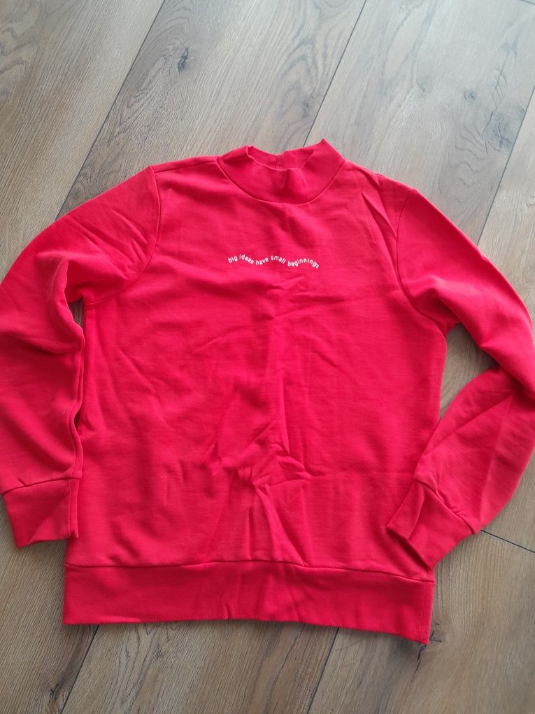 Bluza damska ze stójką i napisem z przodu.
