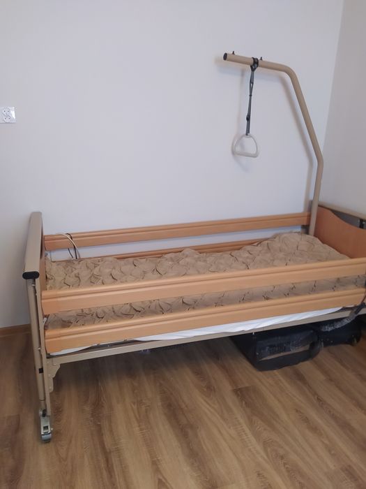 Sprzedam łóżko z materacem antyodleżynowym