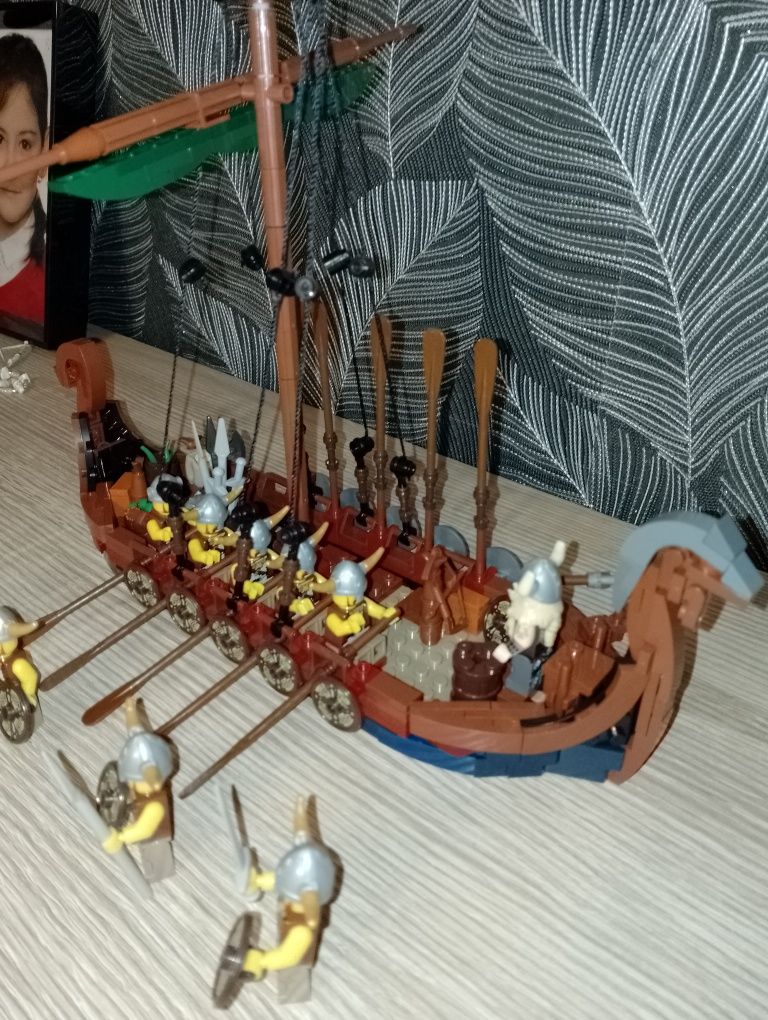 Statek wikingów z 11 vikingami