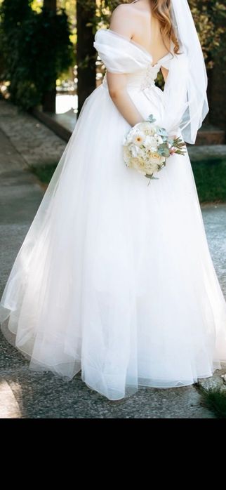 Гарна весільна сукня