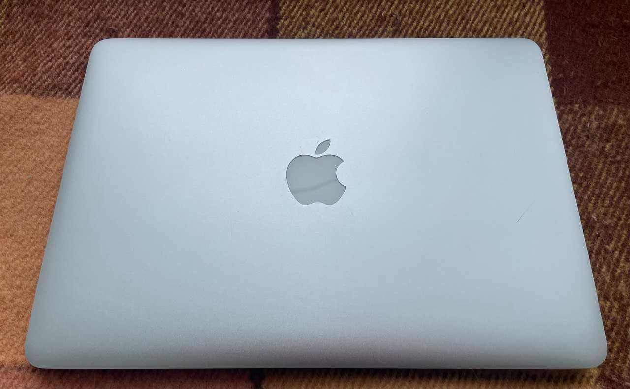 Apple MacBook Air 13" Early 2014 Photoshop/Illustrator/DaVinci/Office