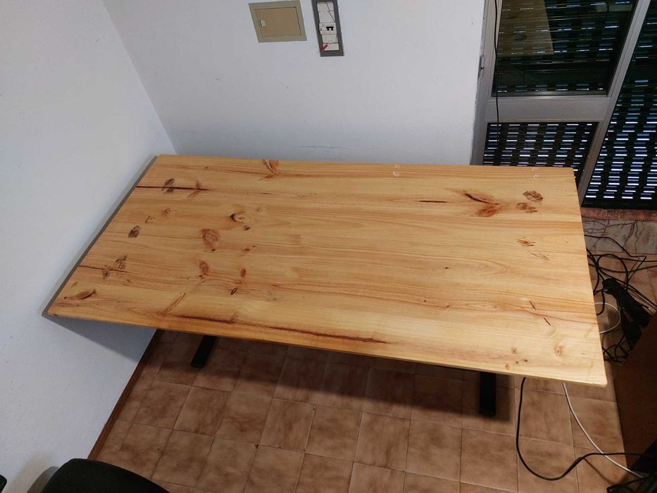 Mesa com tampo de pinho com elevação programada