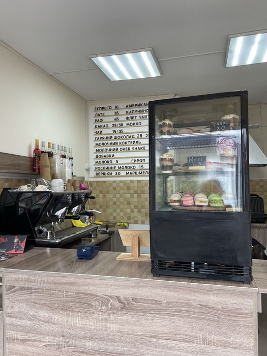 Продам кондитерську вітрину Frosty