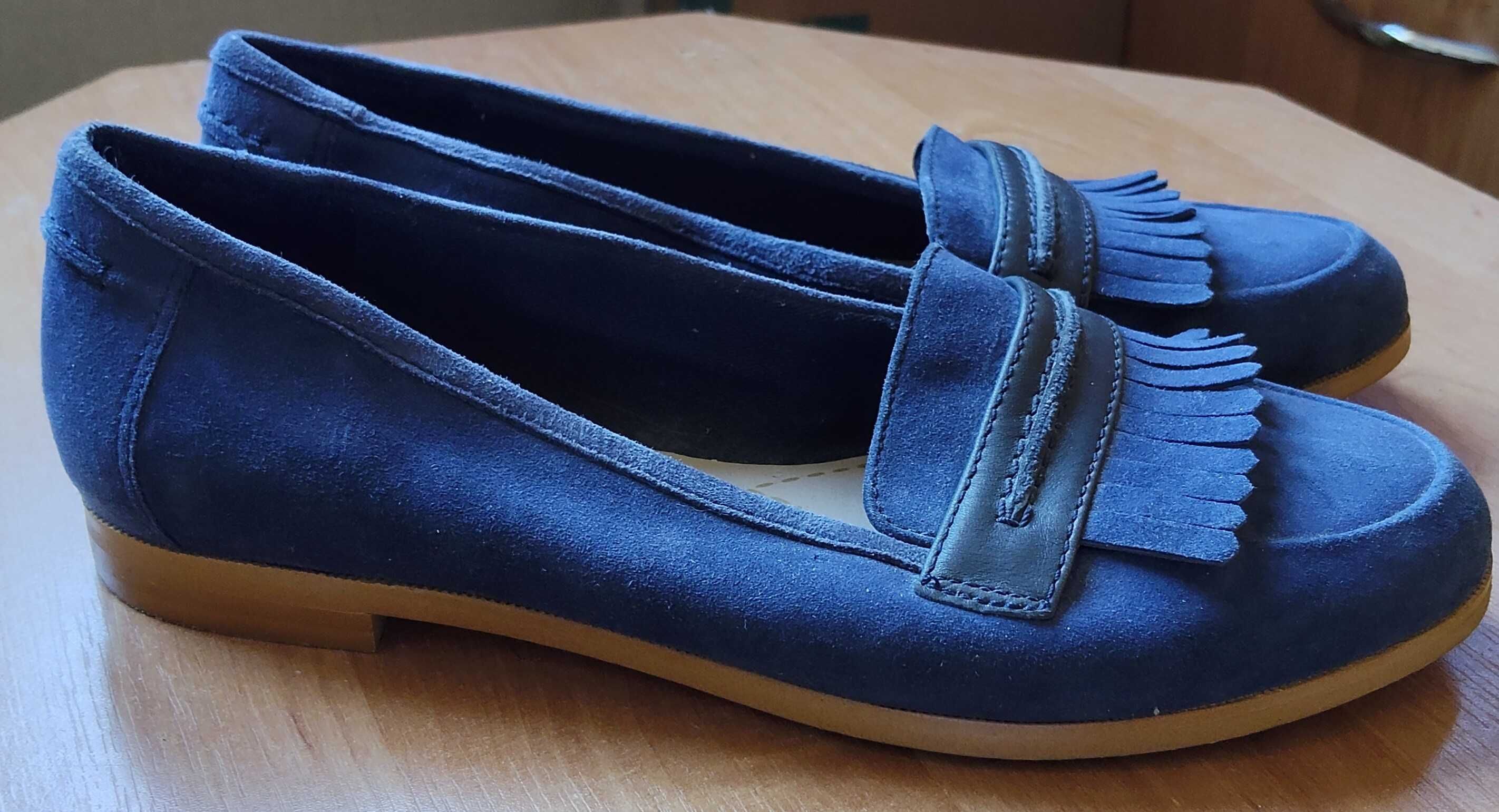 Eleganckie mokasyny Clarks – skóra zamszowa, granatowe, rozmiar 39