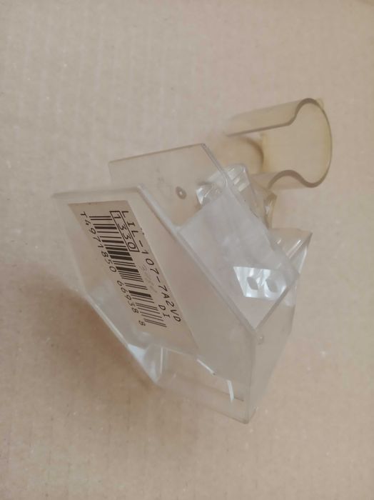 3 пласмасові підставки для прикрас одним лотом