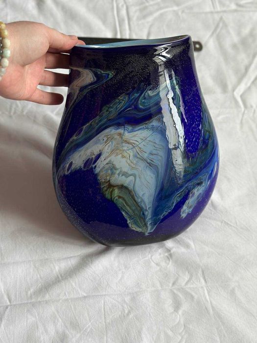 Масивна ваза з  гутного скла синього кольору