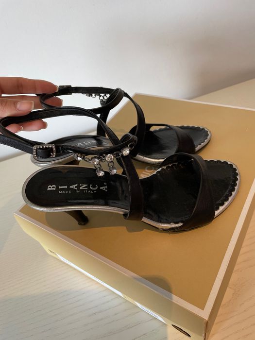 Sandálias pretas em pele genuína da Bianca - tamanho 37