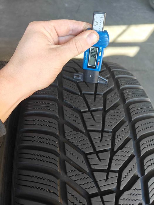 R18 235 45 зимові шини у відмінному стані Hankook Winter