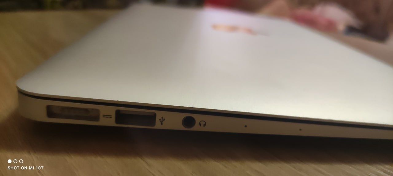 MacBook Air 2013 року в гарному стані