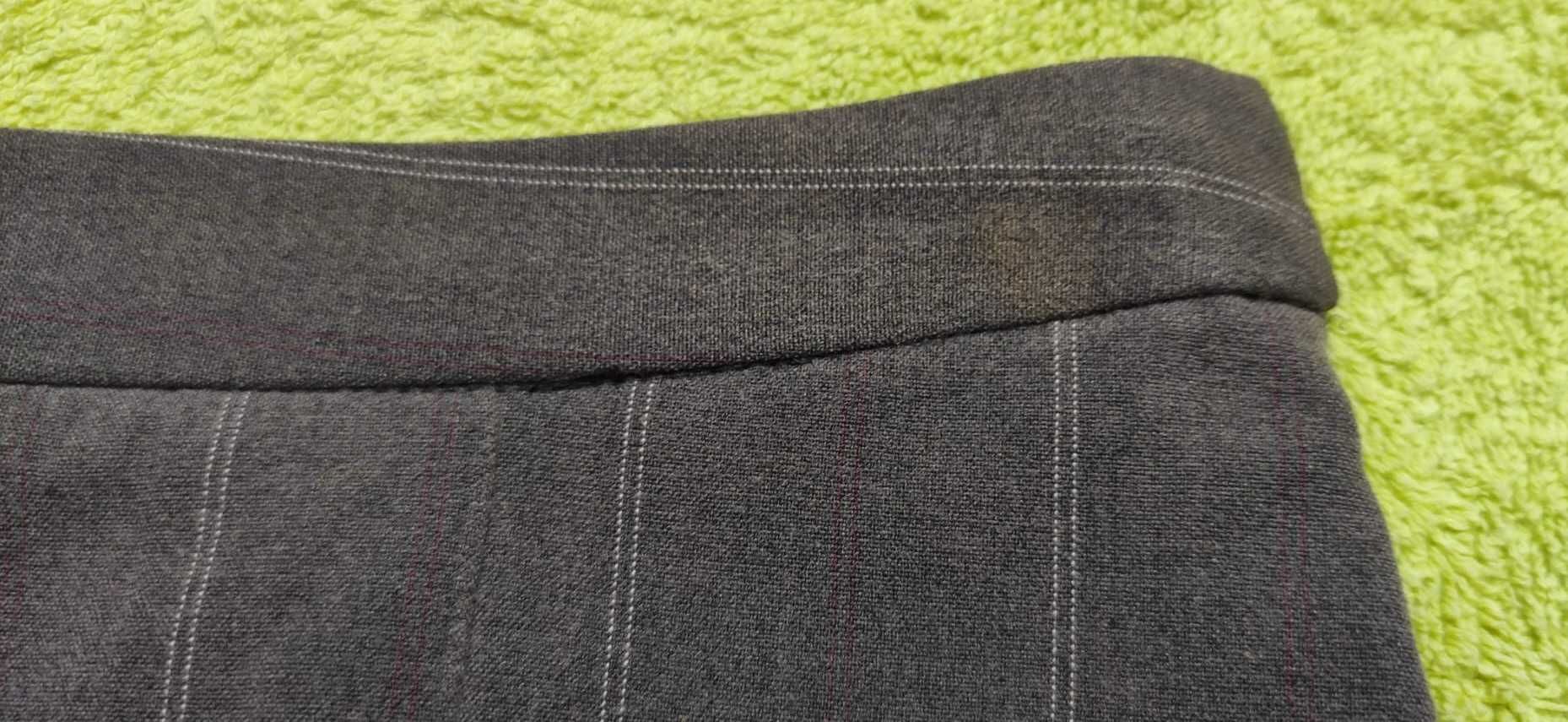 Elegante Saia Cor Café Com Leite e Risca Fina e Discreta Bege