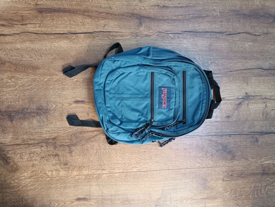 Duży pakowany plecak JanSport z profilowanymi szelkami
