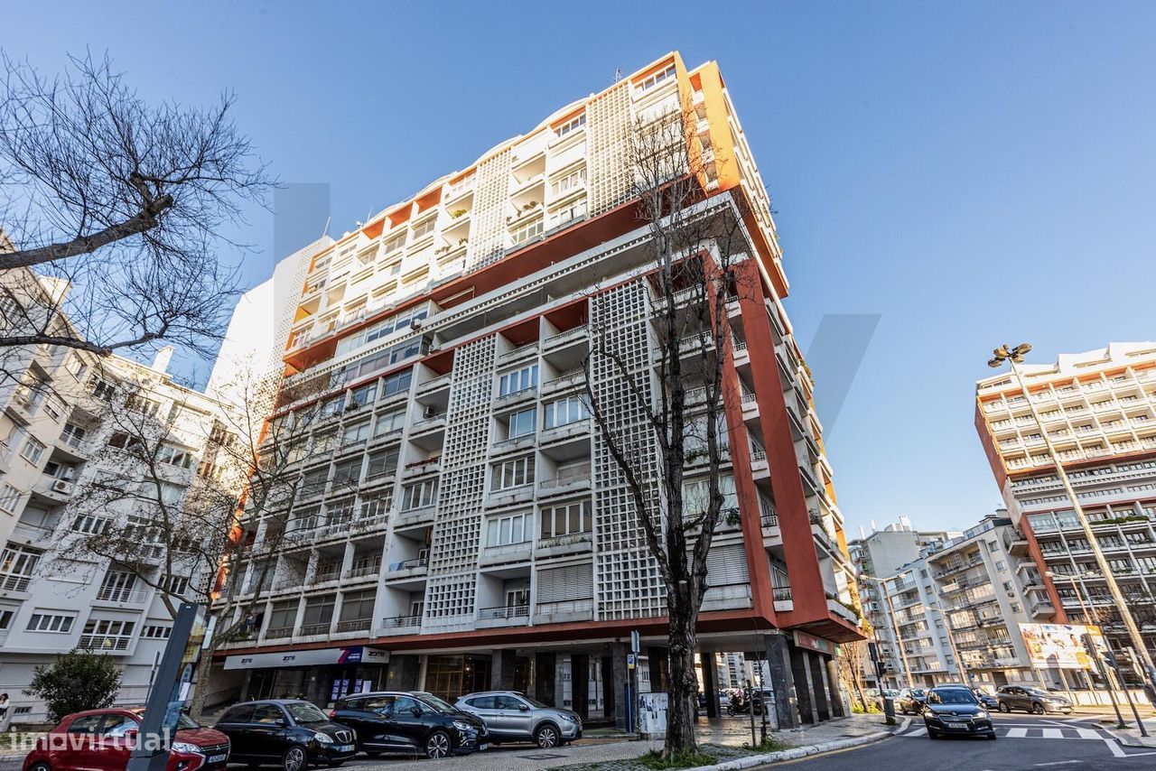 Apartamento T1 transformado em T2 na Av. Estados Unidos da América.