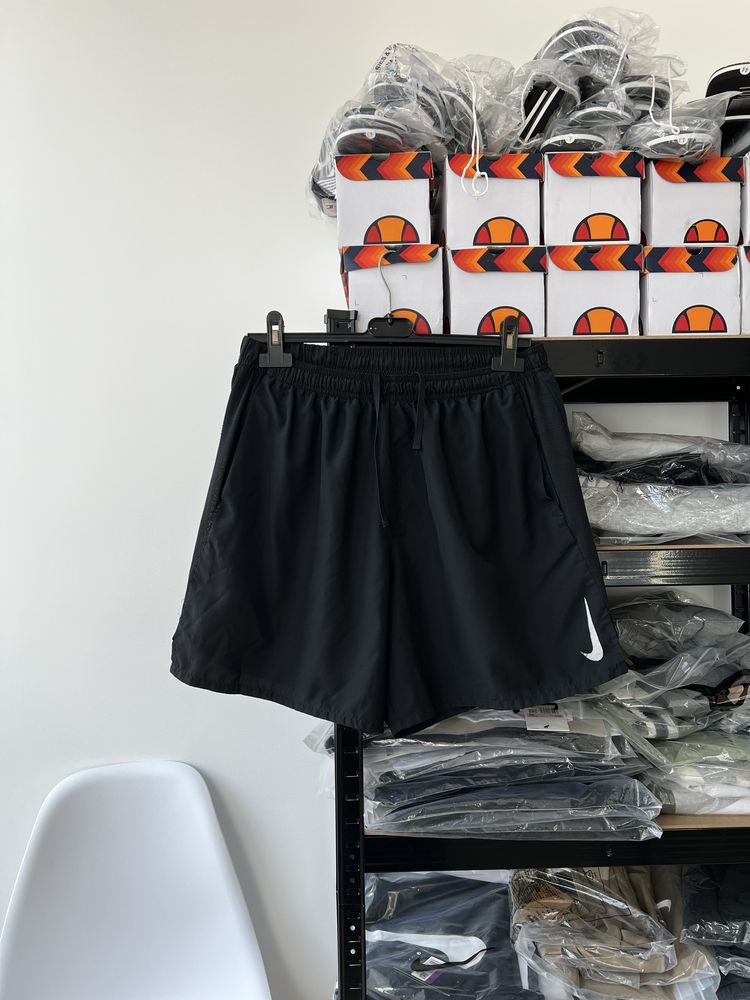 Нейлоновые шорты Nike Swoosh Nylon / с рефлективным логотипом легкие