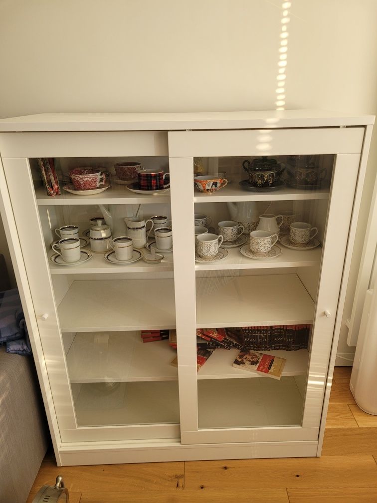 Witryna biała IKEA Witryna SYVDE ze szklanymi drzwiami