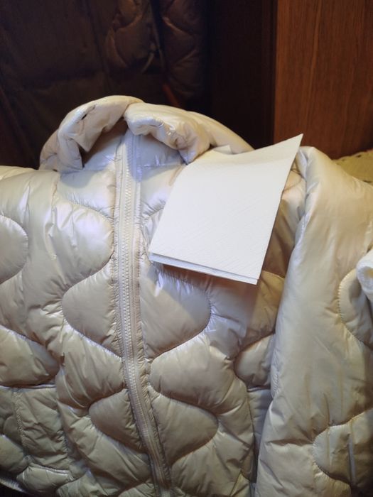 Зимова жіноча куртка з капюшоном